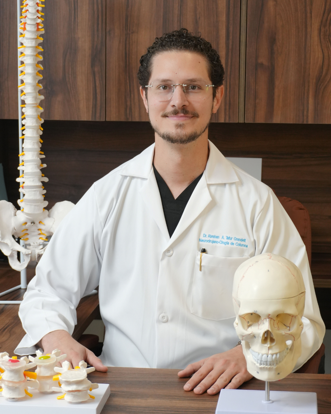 Dr. Tafur analizando columna vertebral