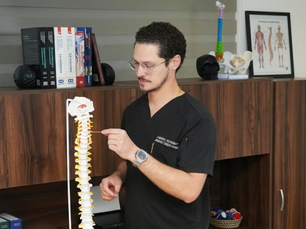 Dr. Tafur explicando diagnóstico de columna a paciente