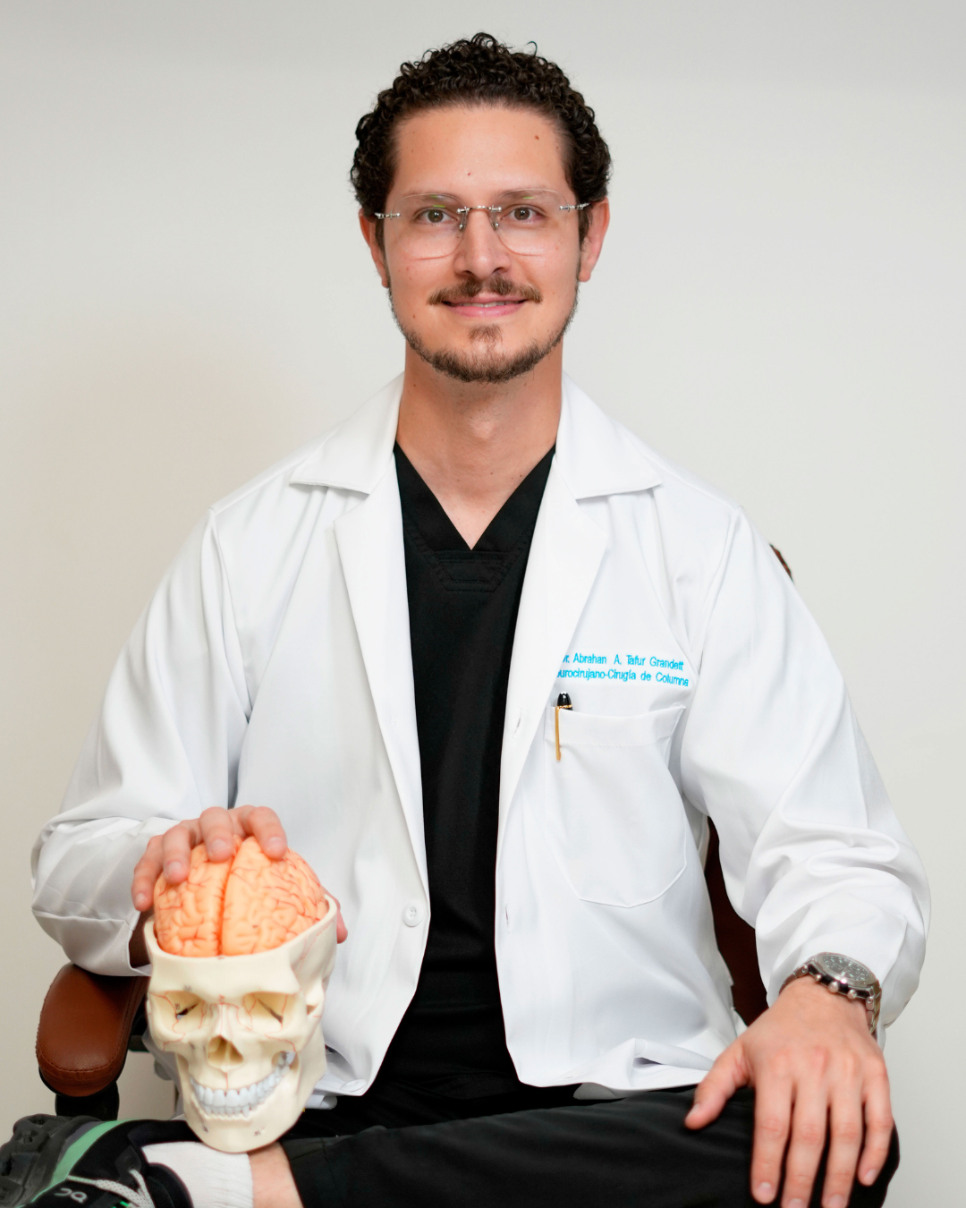 Especialista Dr. Tafur con modelo del cerebro humano