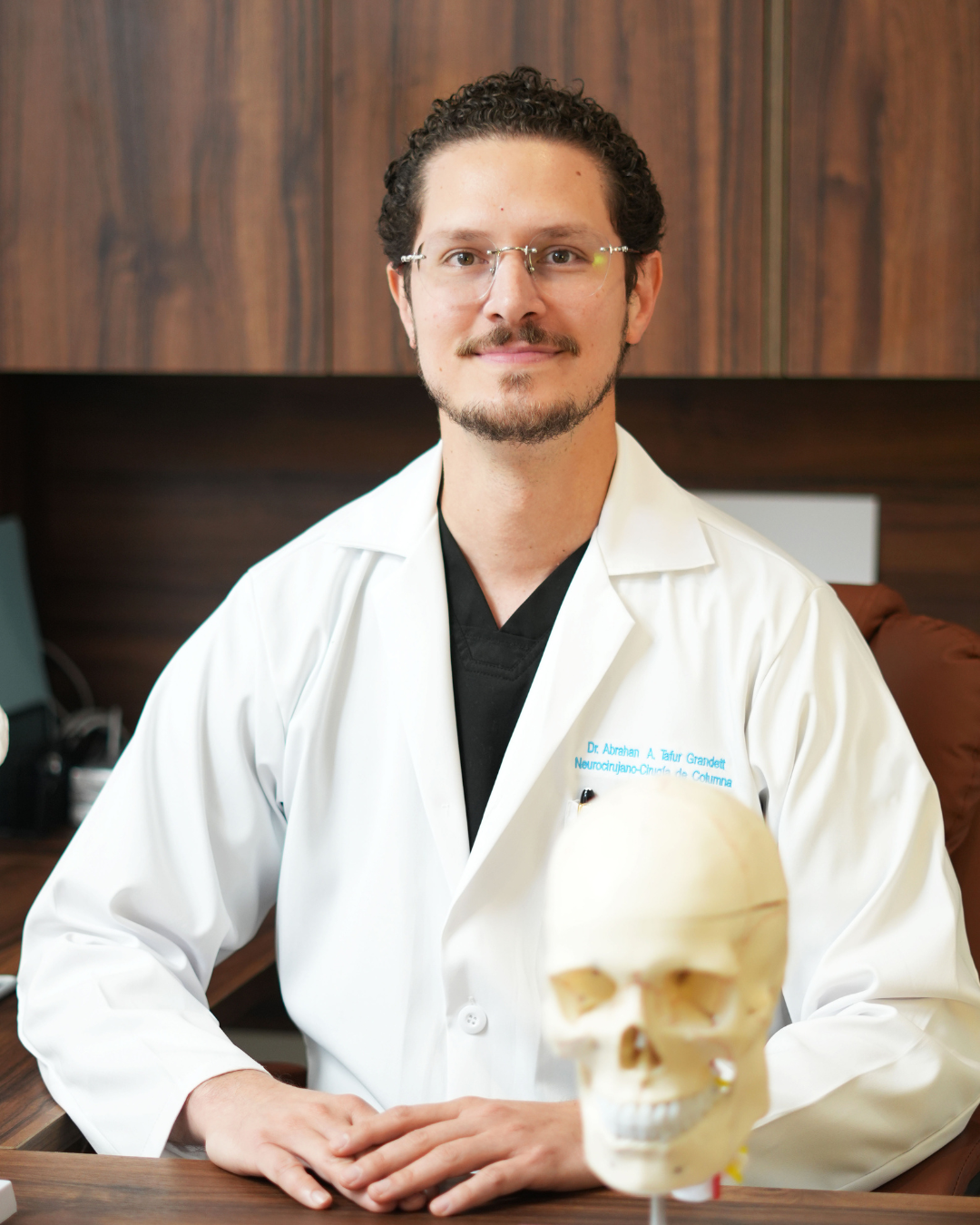 Dr. Tafur en su consultorio en Monterrey